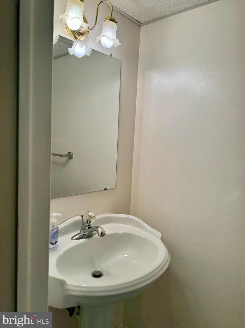 75 Cedarwood Ct, West Deptford NJ  08066-2419 exterior