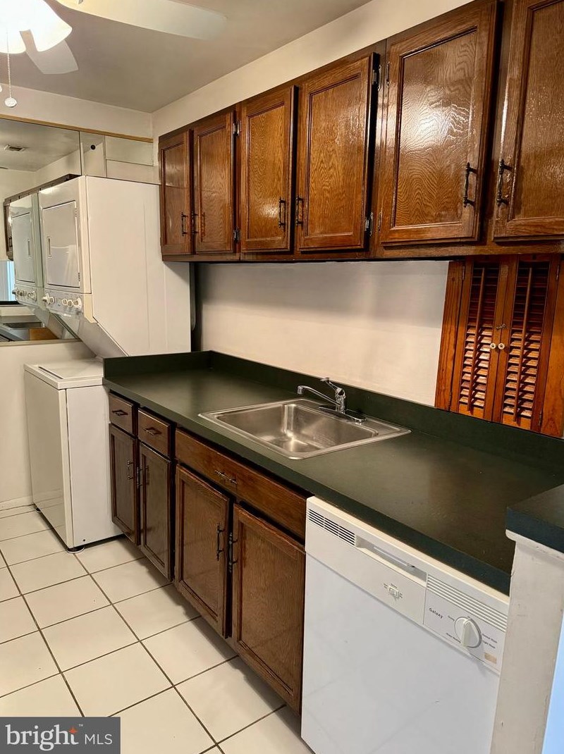 75 Cedarwood Ct, West Deptford NJ  08066-2419 exterior