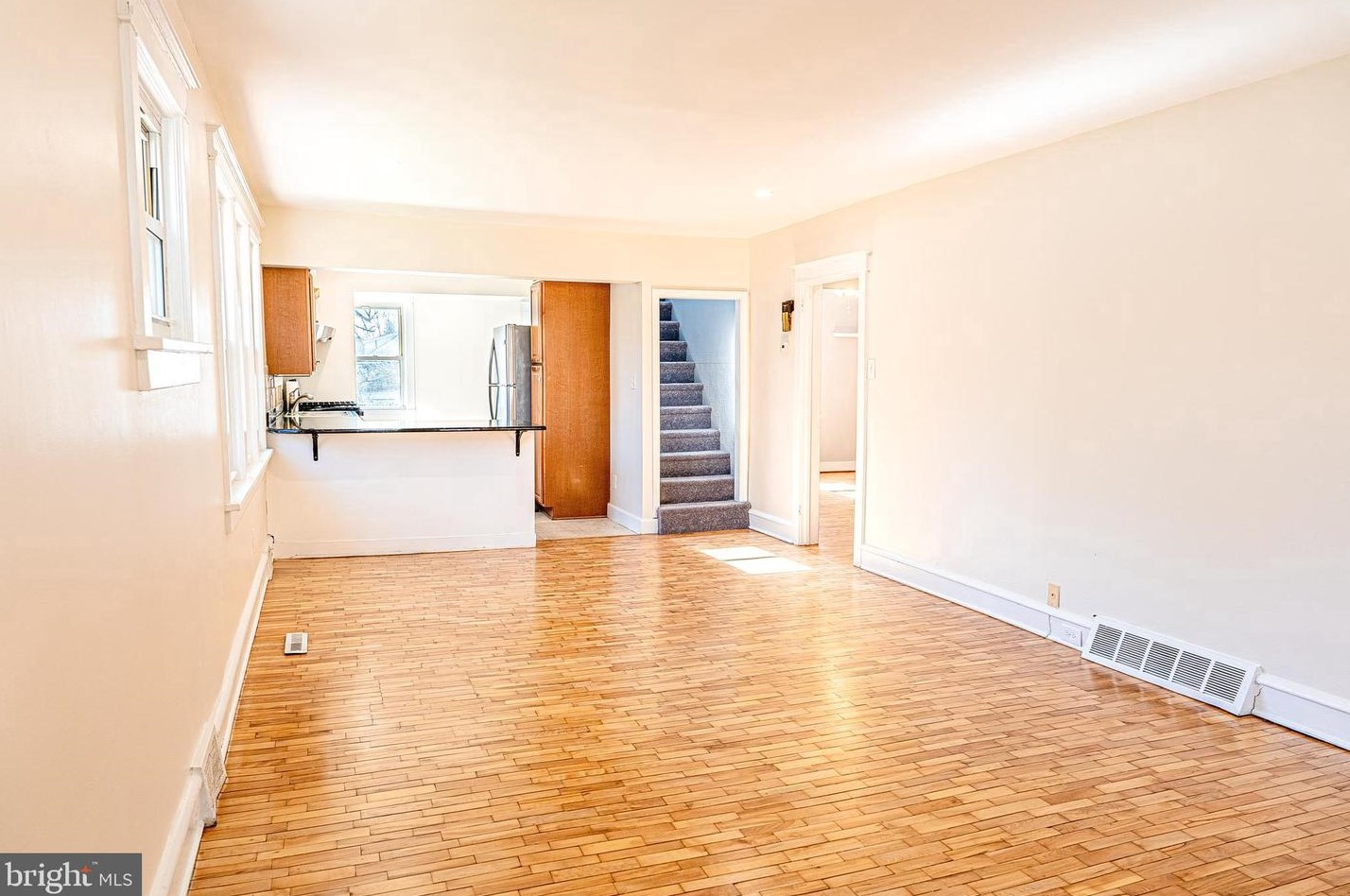 77 Crescent Ave, West Deptford, NJ 08096-1217