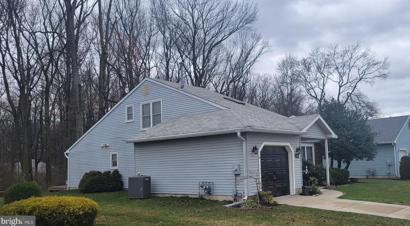 42 Lakebridge Dr, West Deptford, NJ 08096-6717