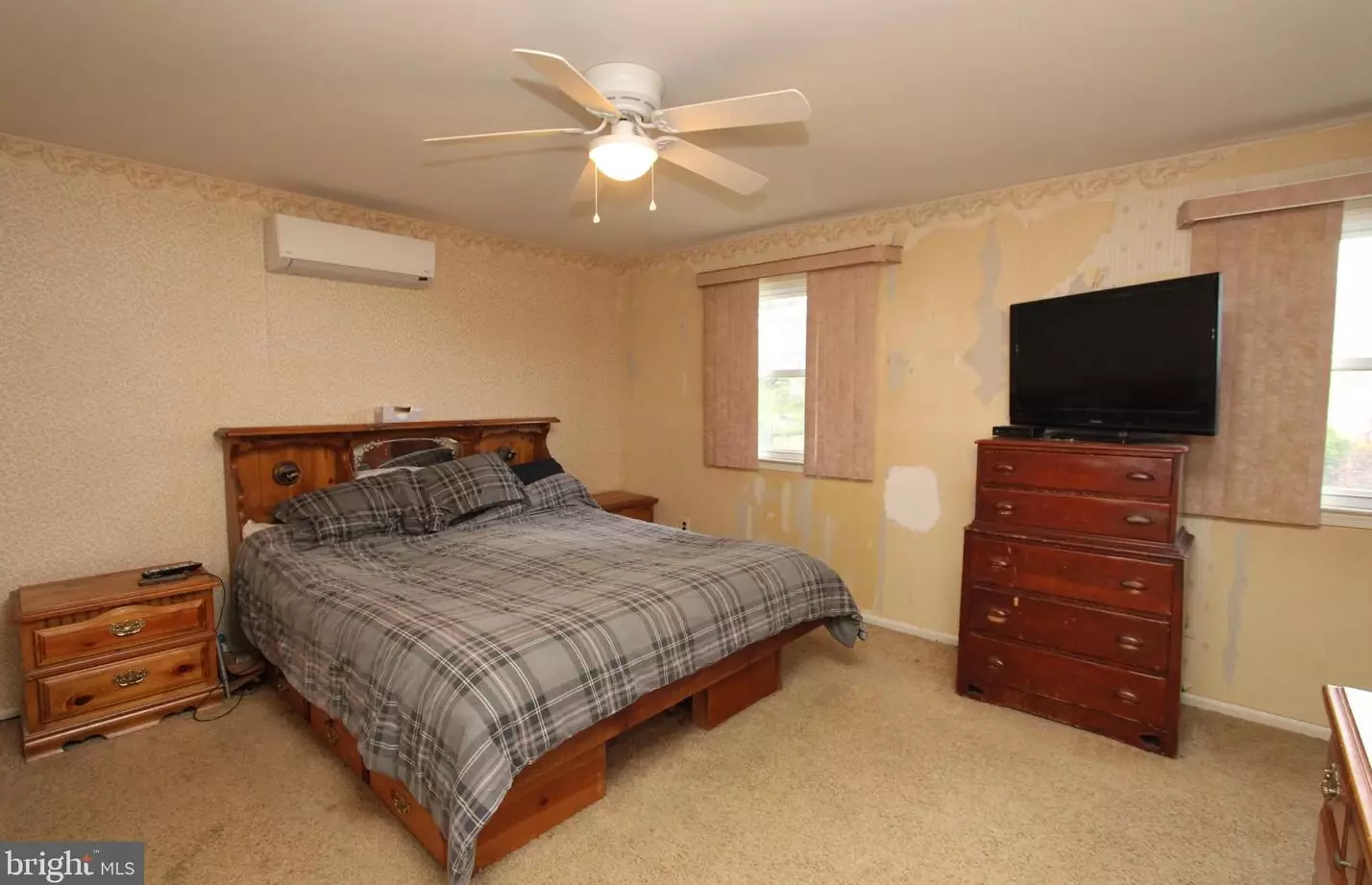 100 Red Stone Rdg, West Deptford NJ 08096-4135 exterior