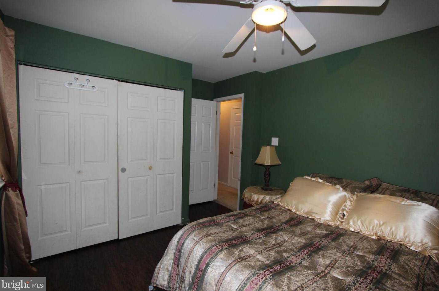 100 Red Stone Rdg, West Deptford NJ 08096-4135 exterior