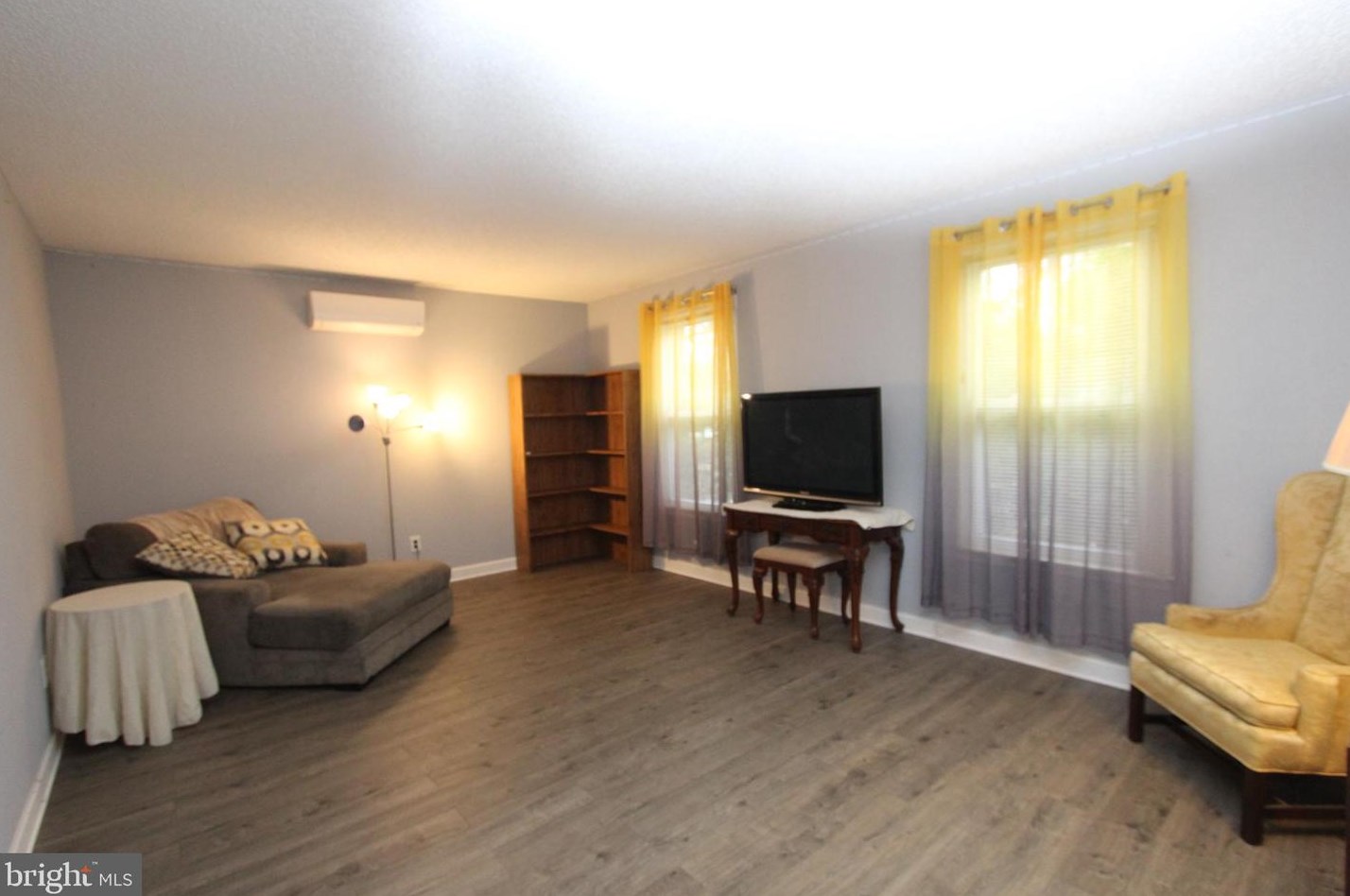 100 Red Stone Rdg, West Deptford NJ 08096-4135 exterior