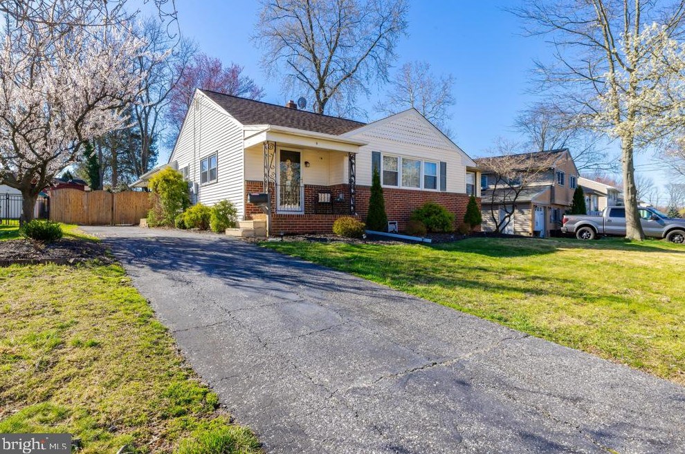 9 Riviera Dr, West Deptford, NJ 08096