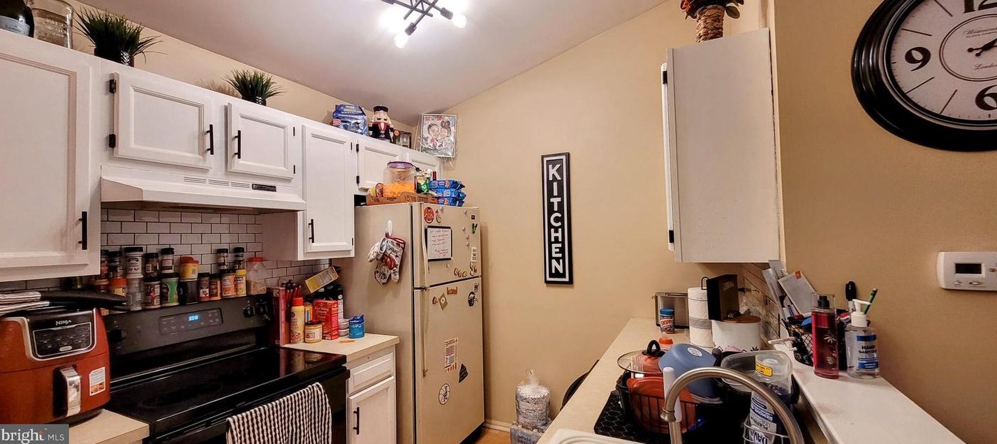 48 Crestmont Dr, West Deptford NJ  08051-2159 exterior