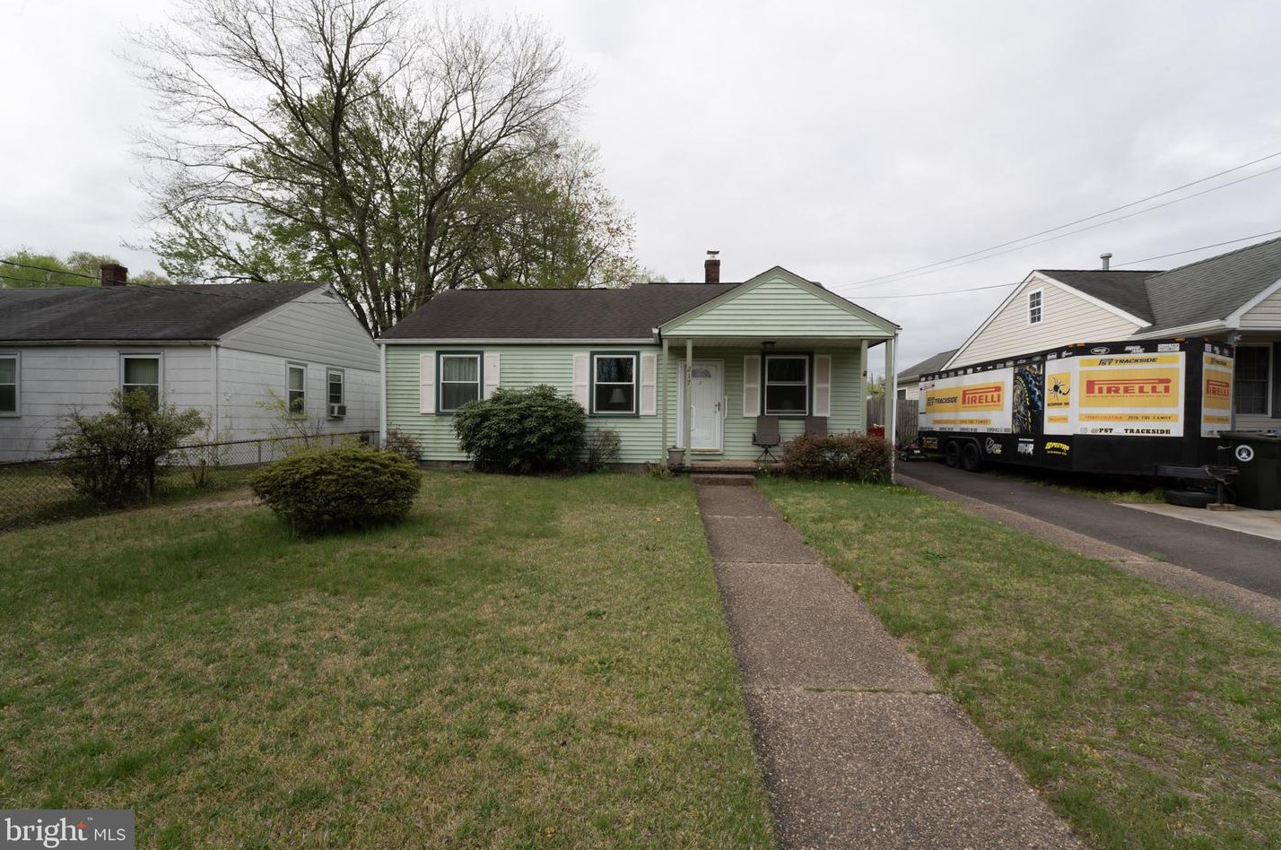 217 Woodbury Ter, West Deptford, NJ 08086-2525