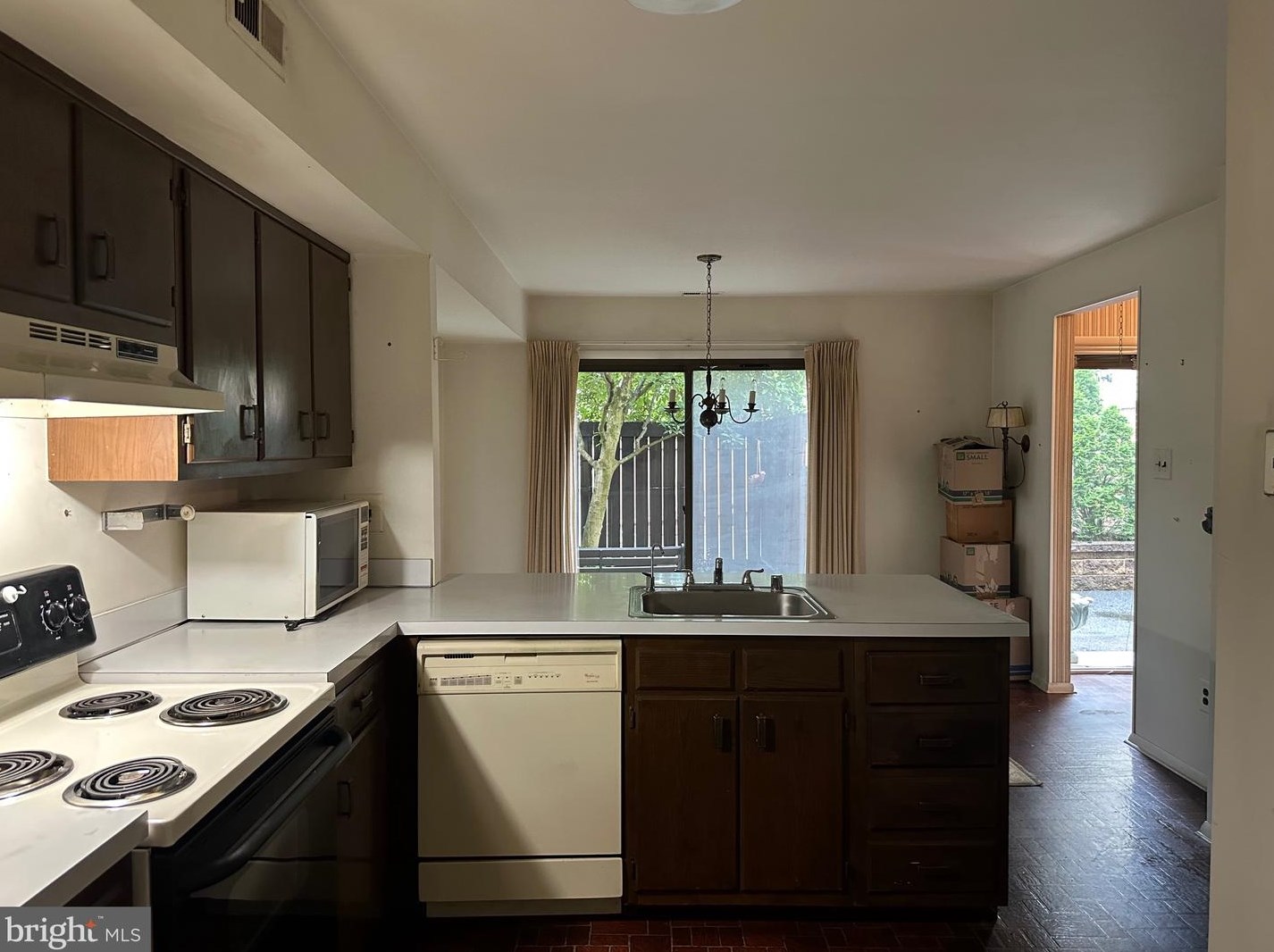39 Arrowwood Ct, West Deptford, NJ 08096-2950