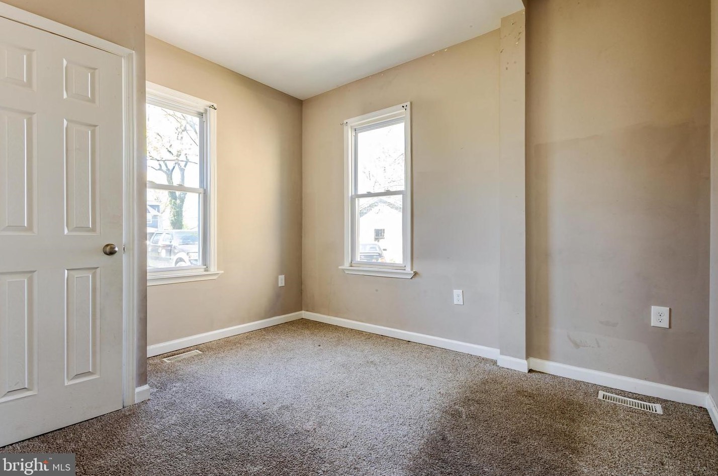 77 Barber Ave, West Deptford NJ 08096-2442 exterior