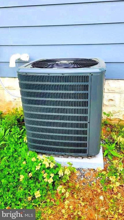 47 Moore Ave, West Deptford NJ 08093-1621 exterior