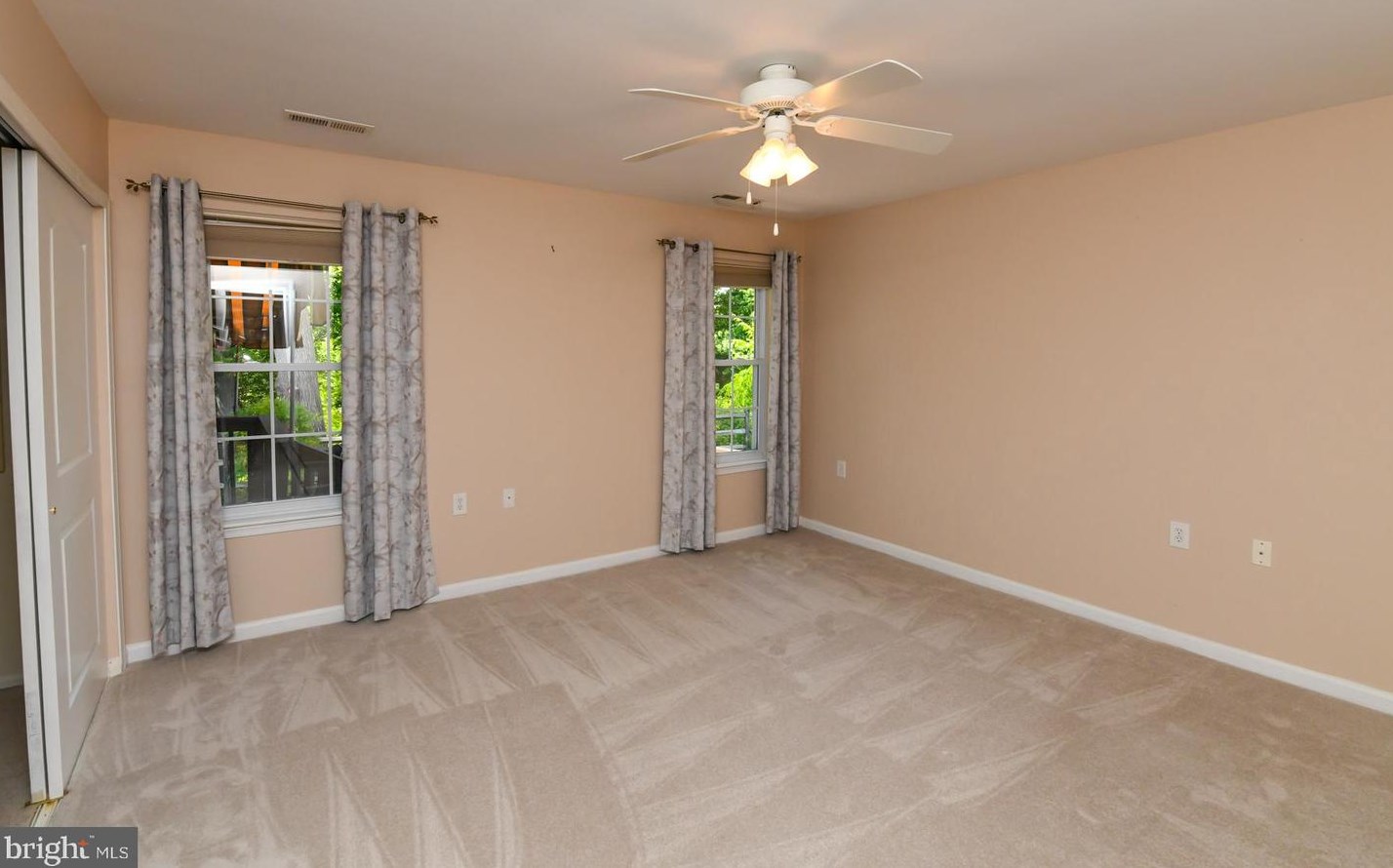 112 Lakebridge Dr, West Deptford NJ 08096-6718 exterior