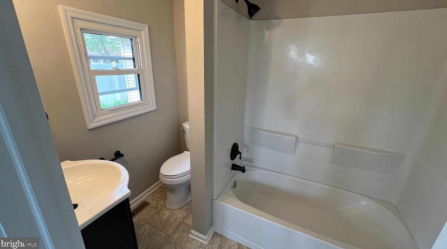 818 Asbury Ave, West Deptford NJ 08096-4312 exterior