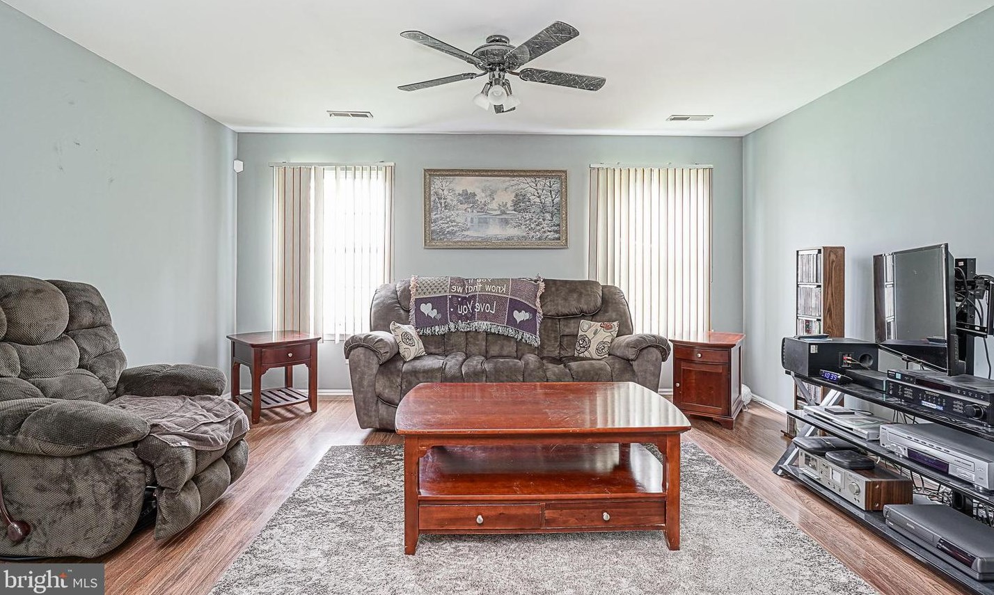 21 Pinecrest Dr, West Deptford NJ  08096-6736 exterior