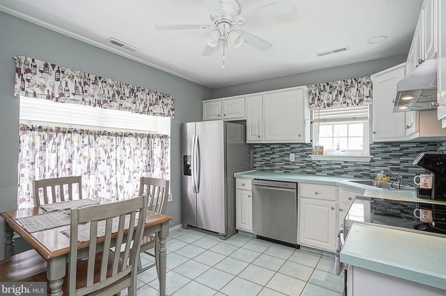 21 Pinecrest Dr, West Deptford NJ  08096-6736 exterior