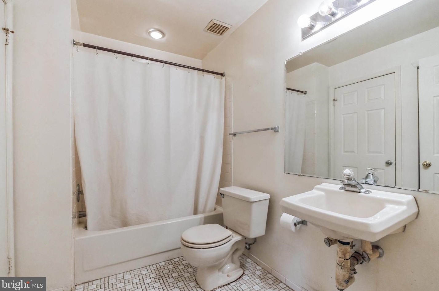 107 Steeplechase Ct, West Deptford NJ  08096-6815 exterior