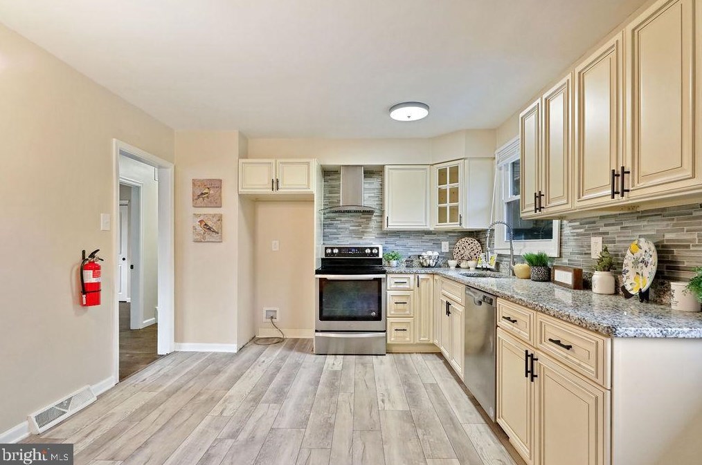207 8th St, West Deptford, NJ 08086-3055