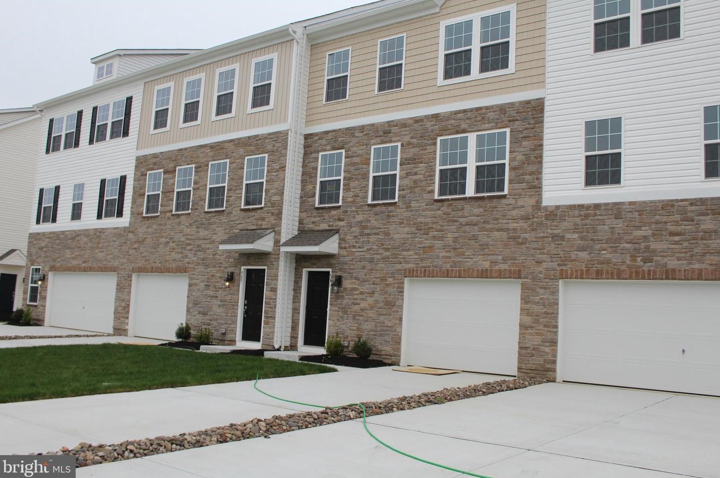 531 N Palace Dr, Aura, NJ 08028