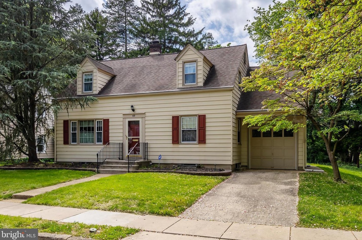 69 Columbia St, West Deptford, NJ 08096-1538