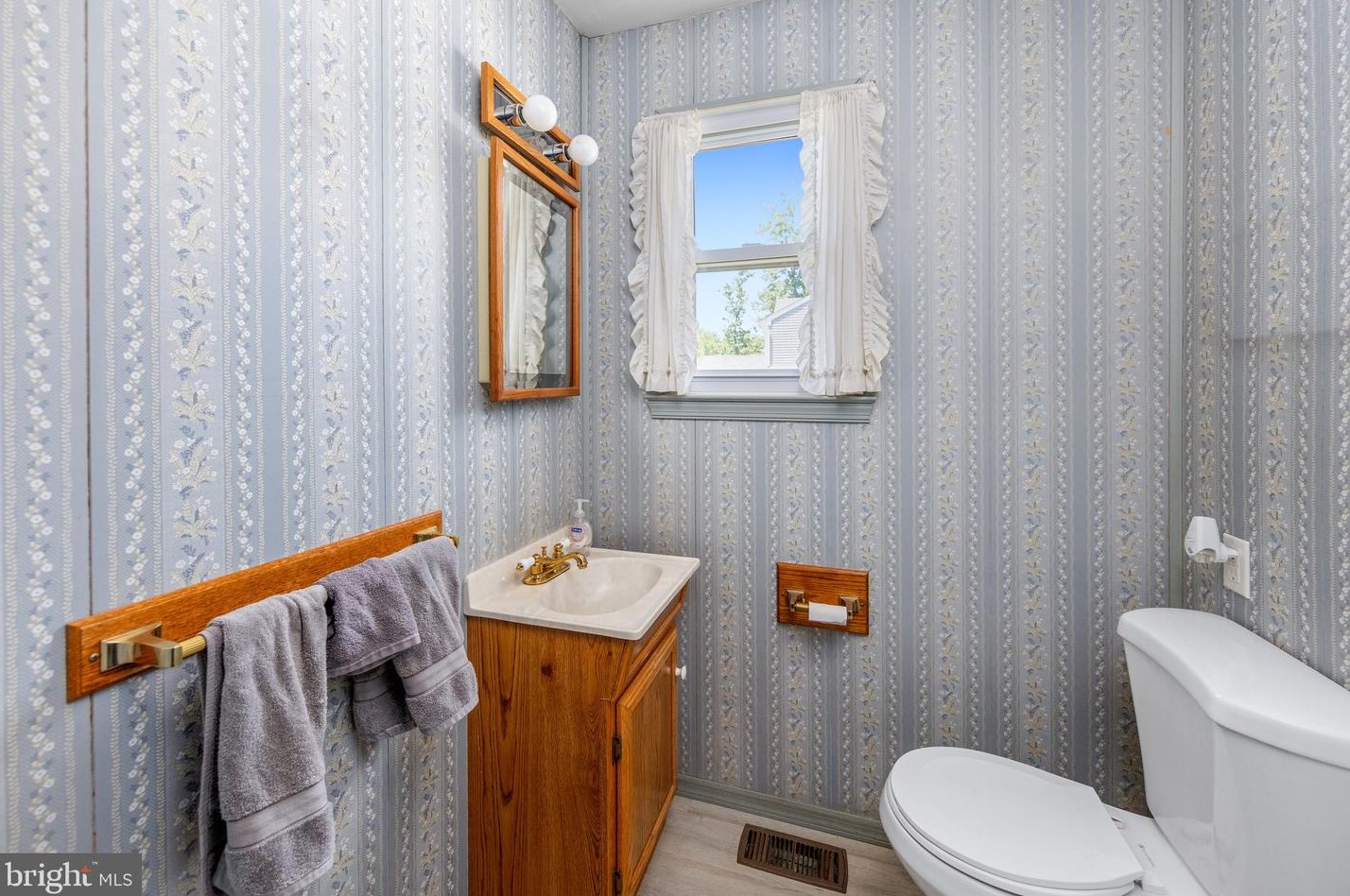 1 Lauderdale Rd, West Deptford NJ 08096-3938 exterior