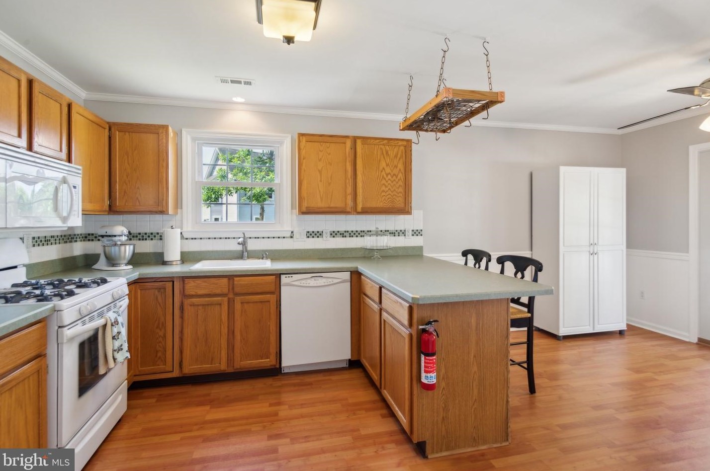 224 Foxboro Dr, Aura NJ 08028-3004 exterior