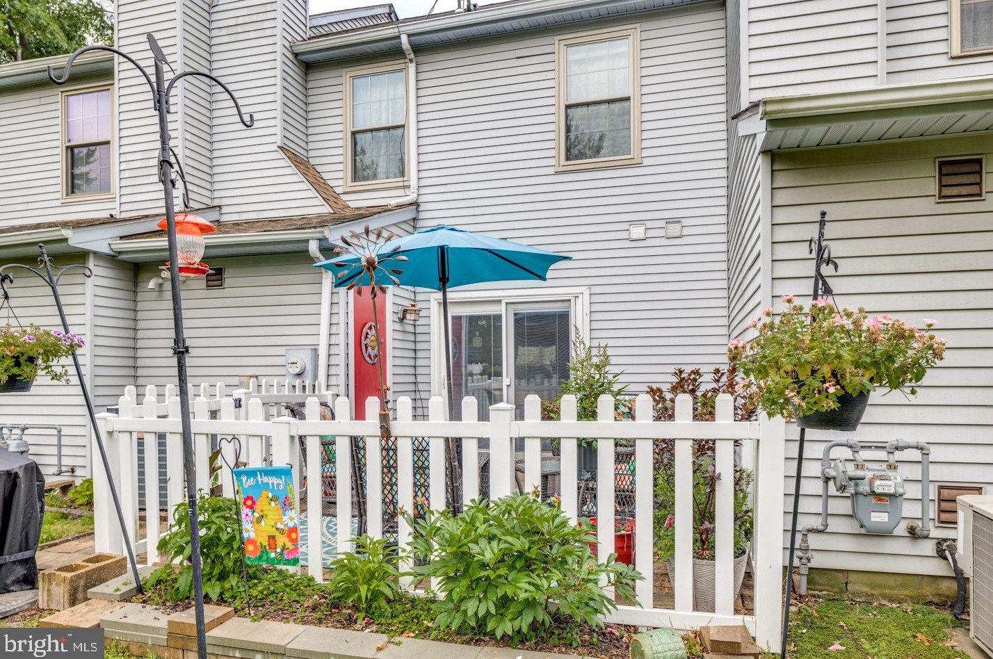 102 Brent Ct, West Deptford NJ  08086-2004 exterior