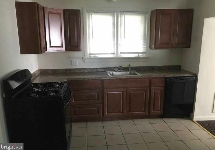 9 New St, Aura, NJ 08028-2232