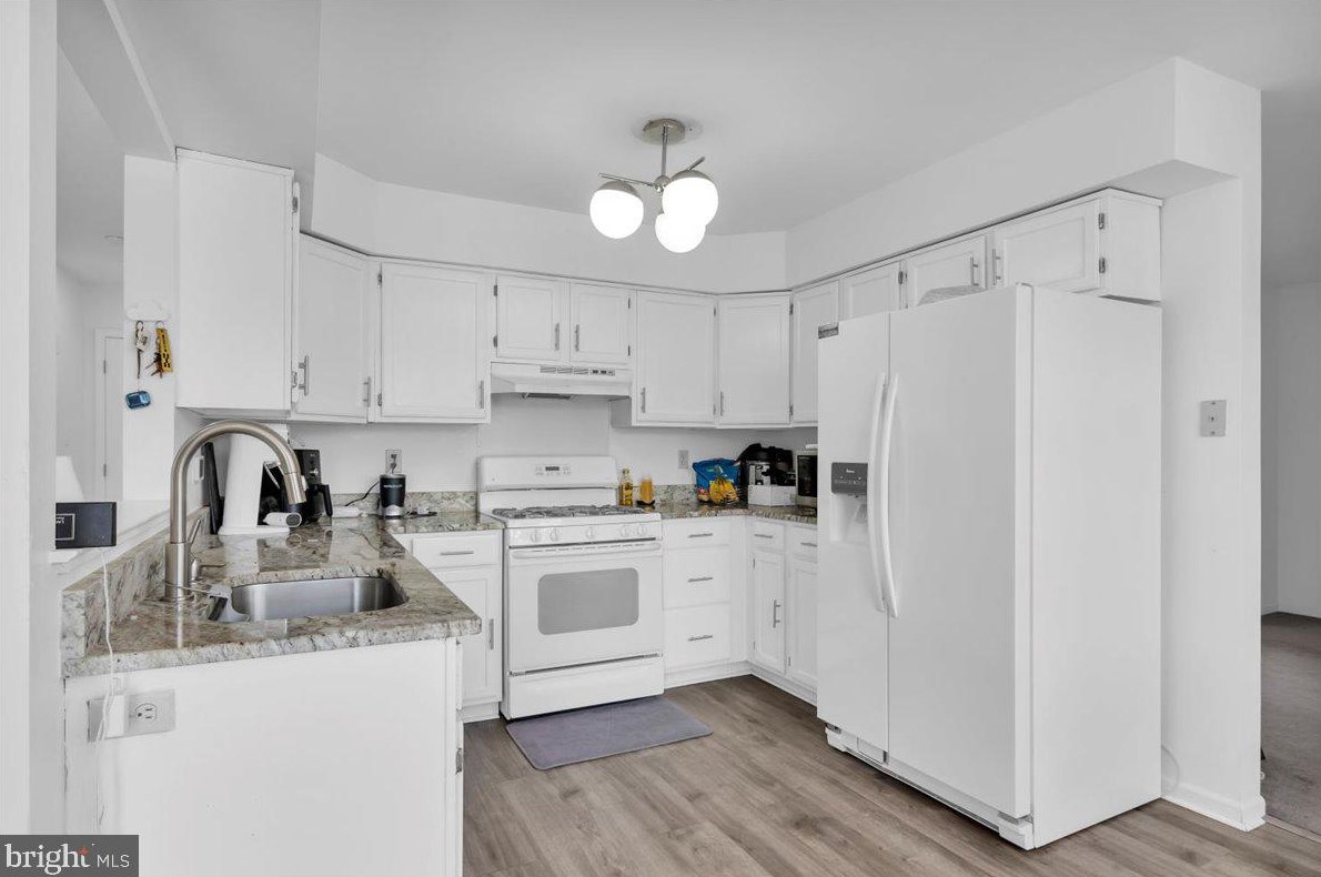 111 Orchard Ln, Aura, NJ 08028-2944