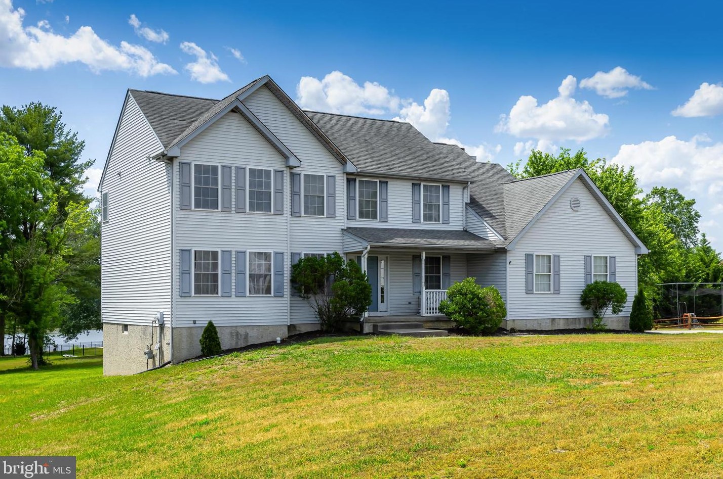 29 Lake Narraticon Dr, Swedesboro, NJ 08085