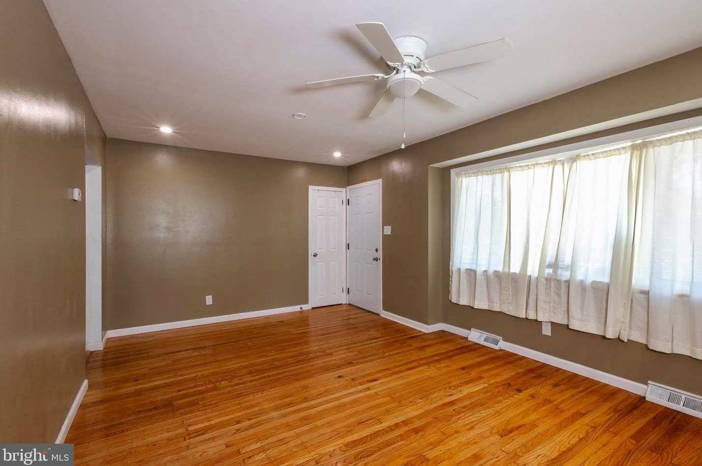 12 S Jefferson Ave, West Deptford, NJ 08063