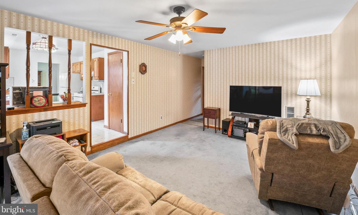 10 Champagne Ct, Swedesboro, NJ 08085