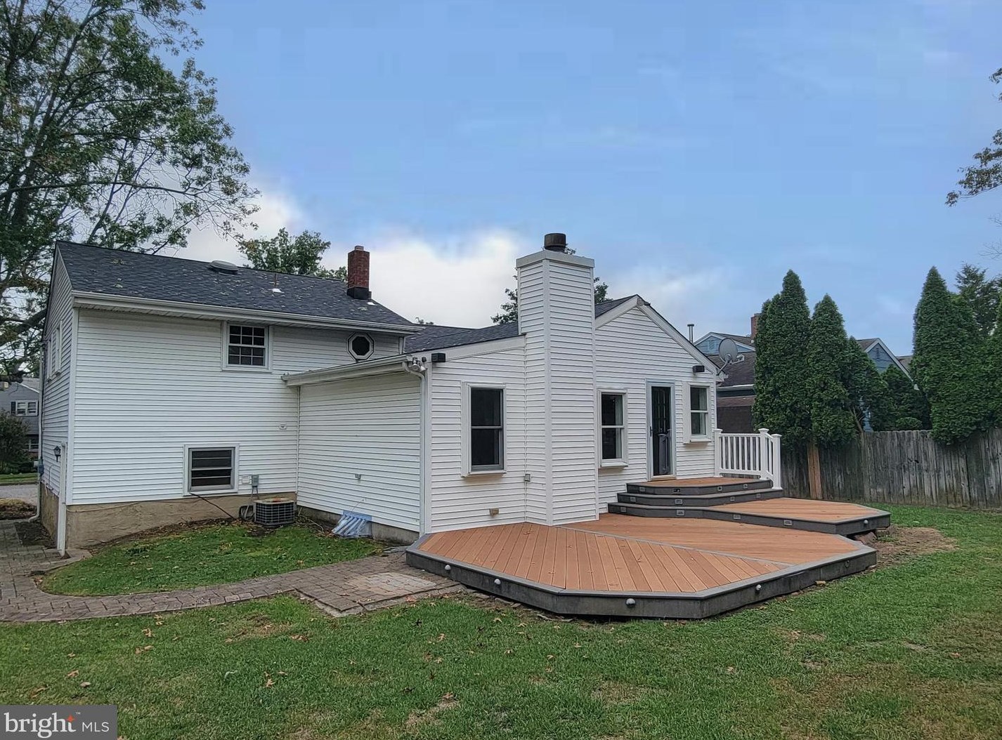 72 Pleasant Valley Dr, West Deptford, NJ 08096