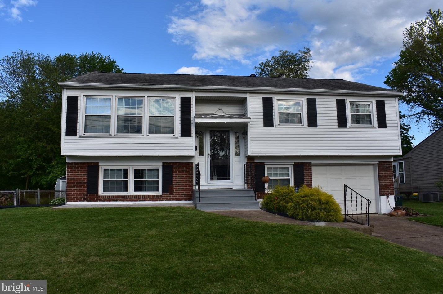 285 Justice Dr, Carneys Point Township, NJ 08069-2608