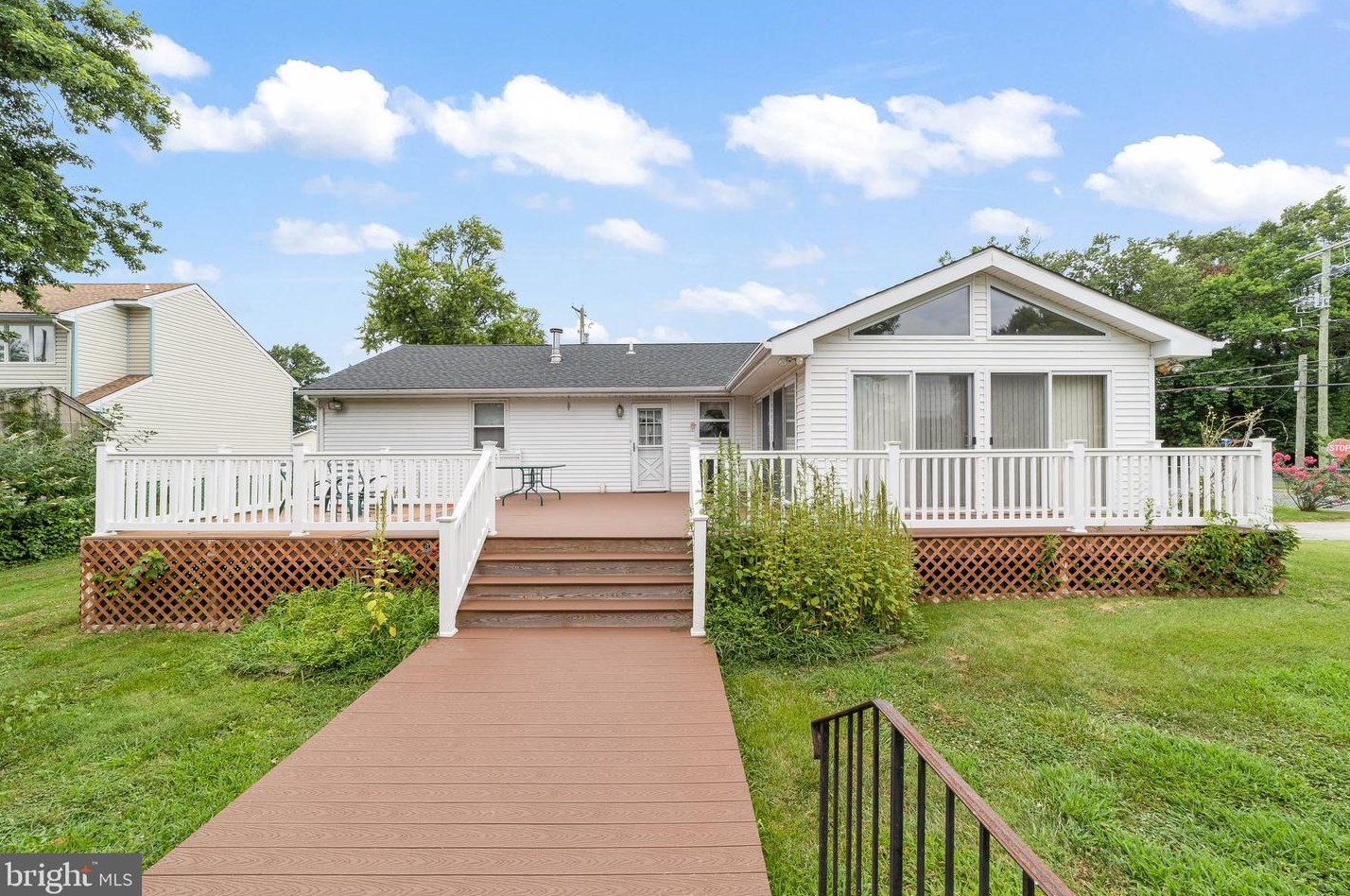 30 Riviera Dr, Pennsville, NJ 08070-2464