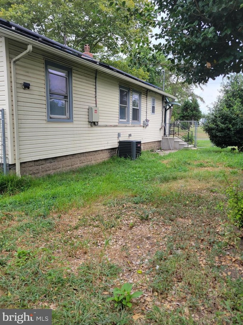 237 C St, Carneys Point Township NJ  08069-2103 exterior
