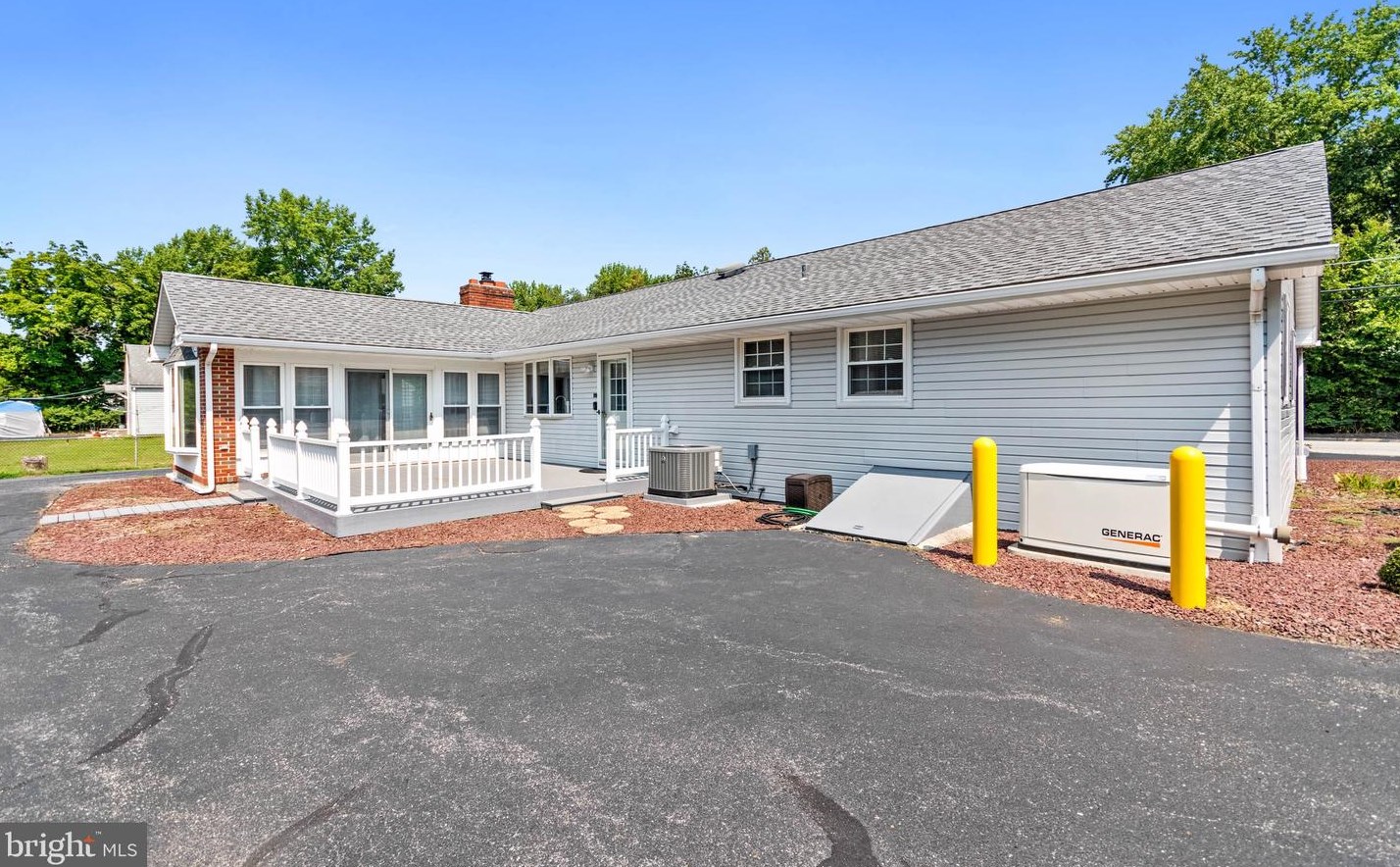 335 Pittsfield St, Pennsville NJ 08070-1924 exterior