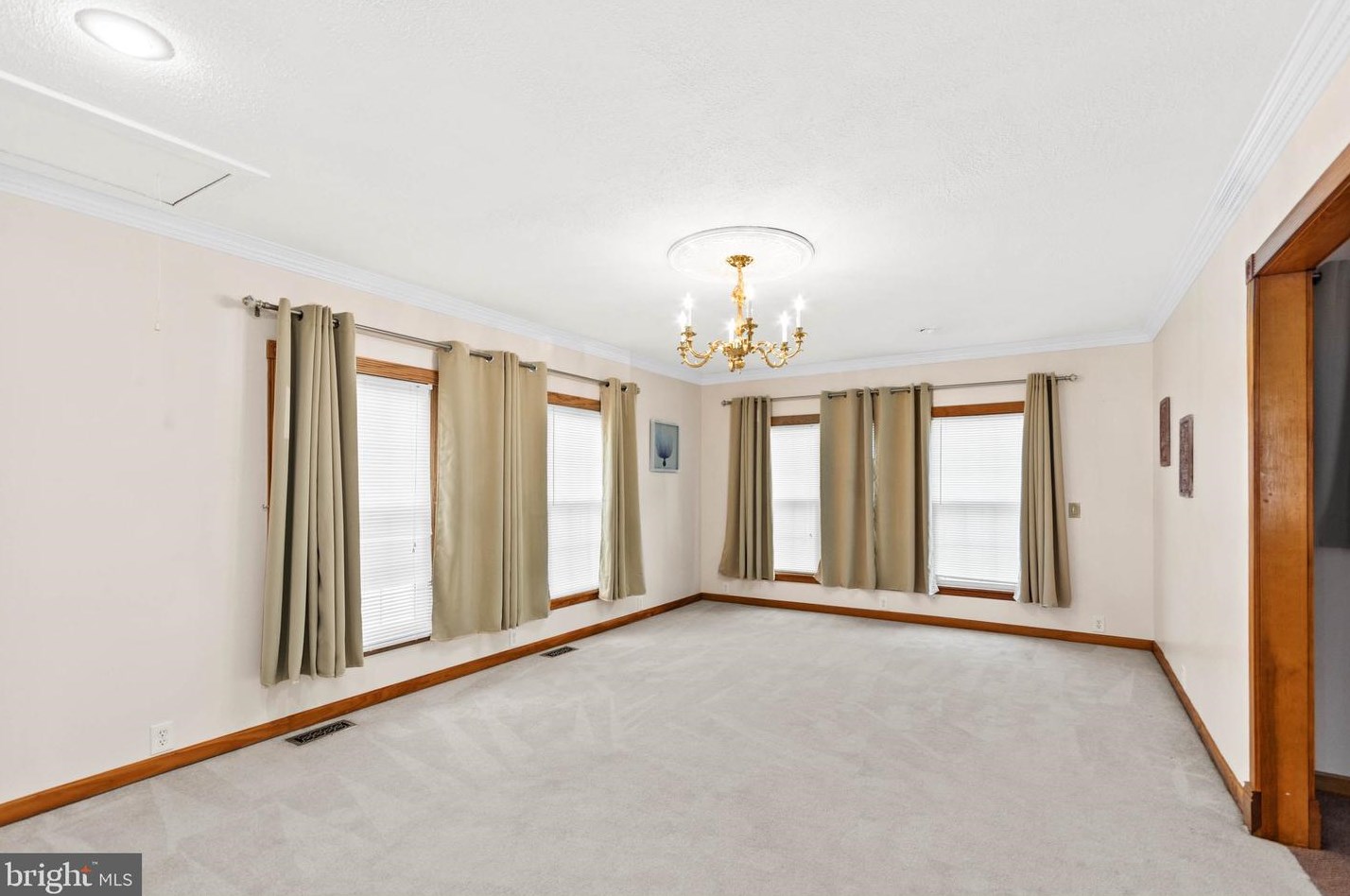 335 Pittsfield St, Pennsville NJ 08070-1924 exterior