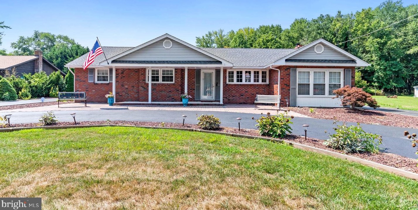 335 Pittsfield St, Pennsville, NJ 08070-1923