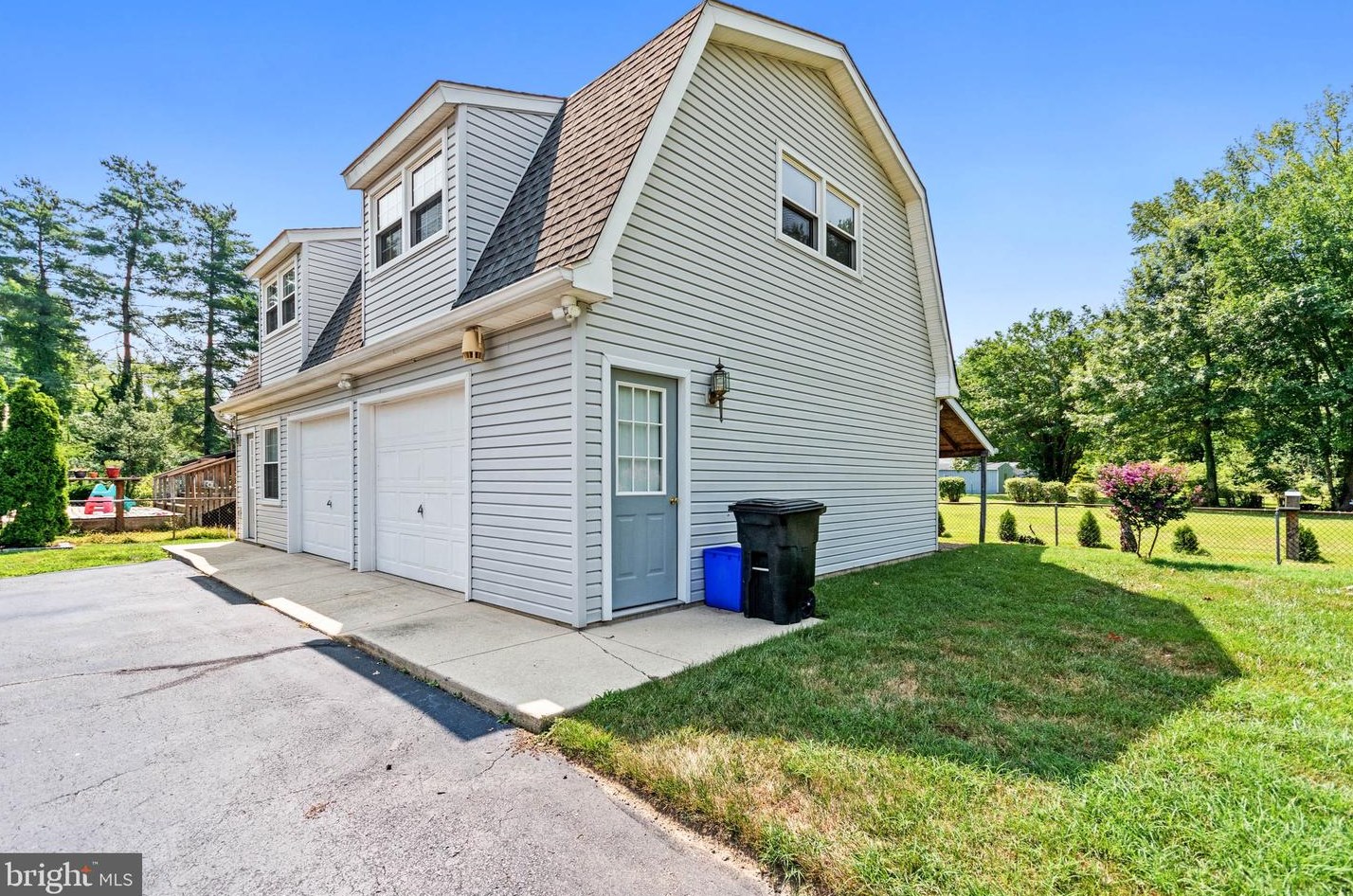 335 Pittsfield St, Pennsville NJ 08070-1924 exterior