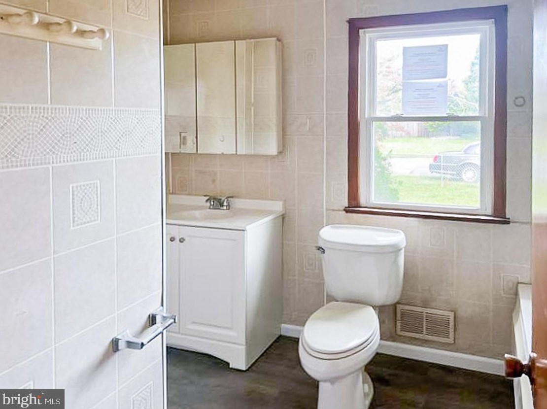 42 Penn Bch Dr, Pennsville NJ 08070-3643 exterior