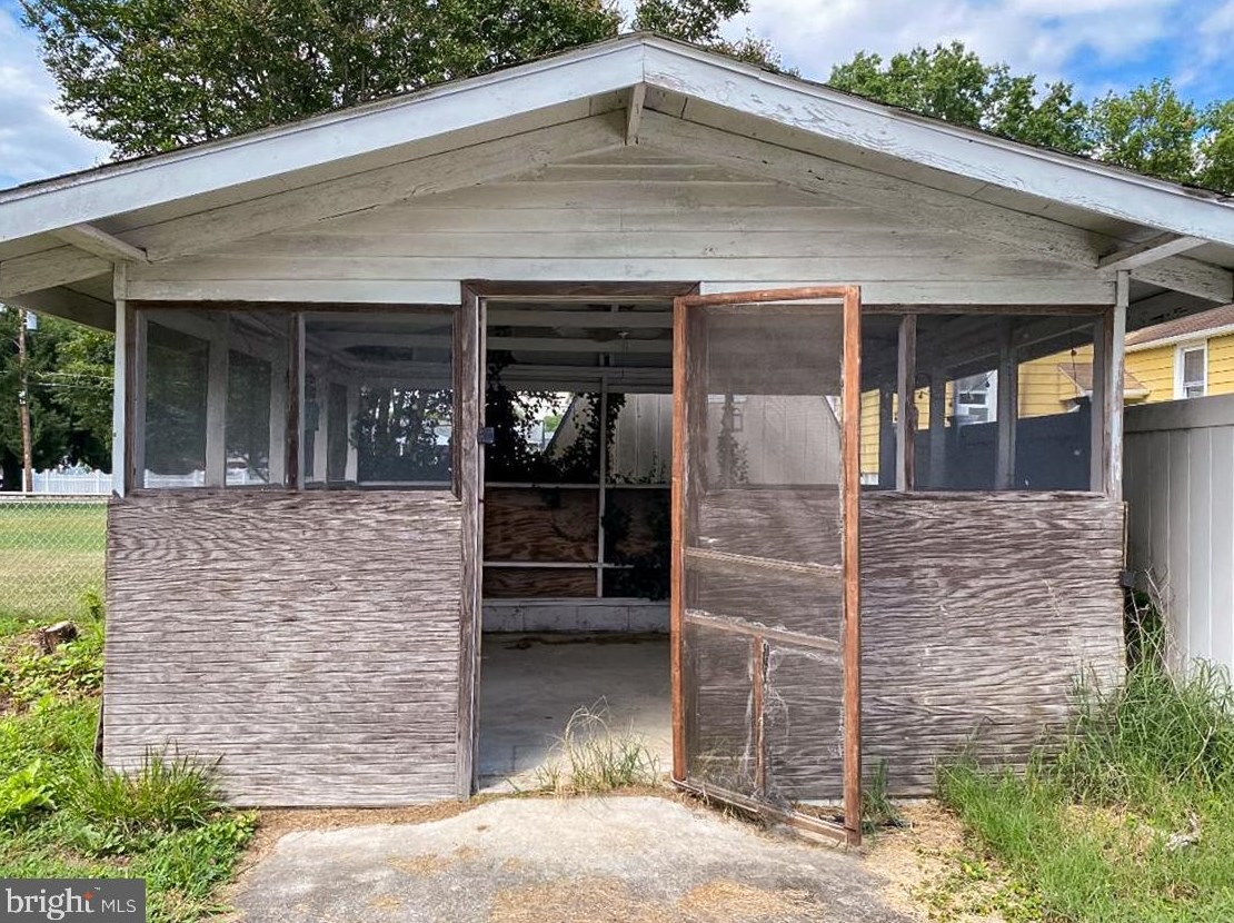 42 Penn Bch Dr, Pennsville NJ 08070-3643 exterior