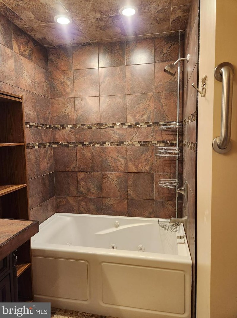 70 Heron Ave, Pennsville NJ 08070-1307 exterior