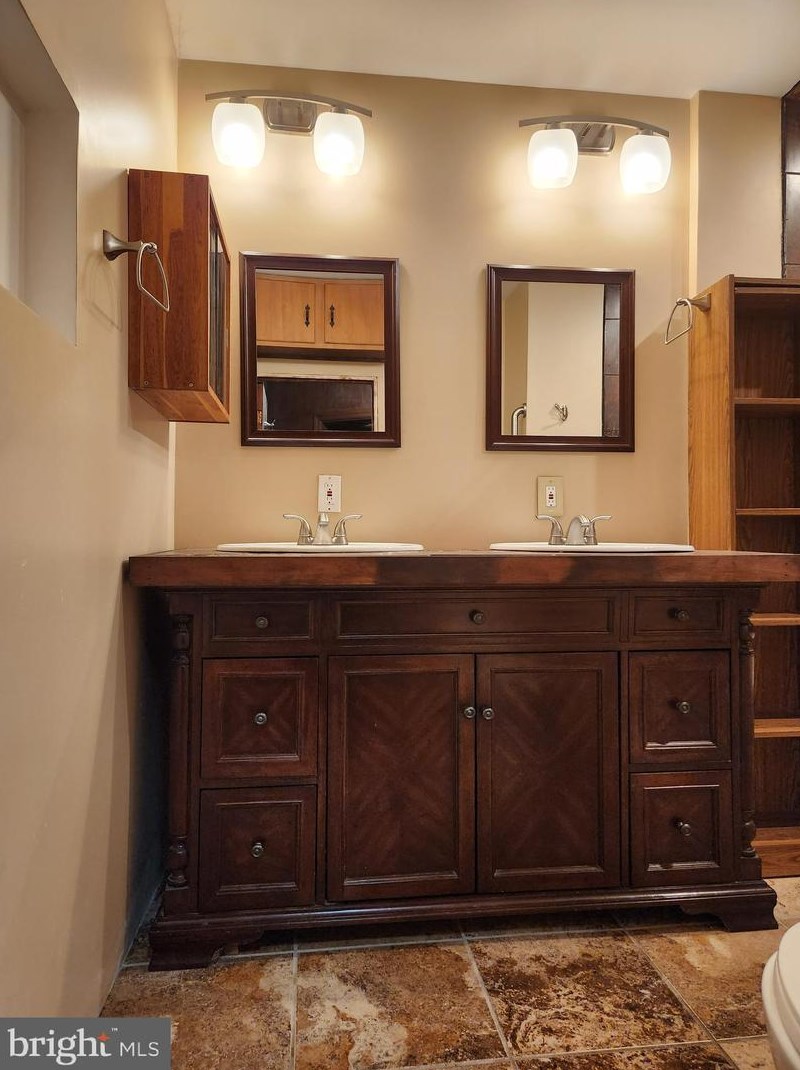 70 Heron Ave, Pennsville NJ 08070-1307 exterior