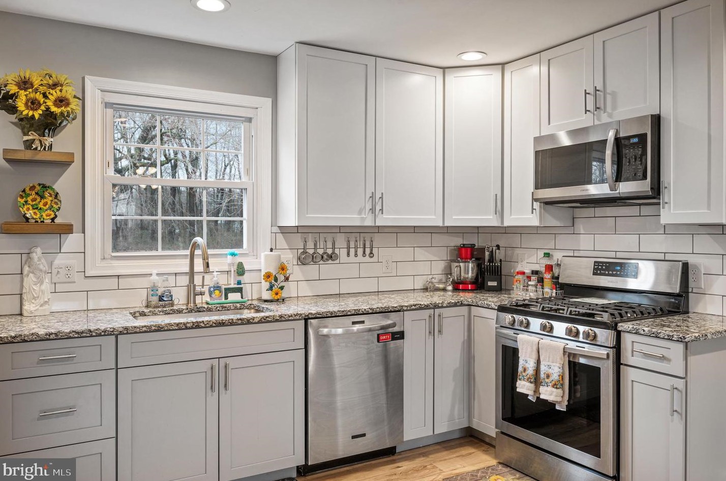 8 Woodside Pl, Pennsville NJ  08070-1319 exterior