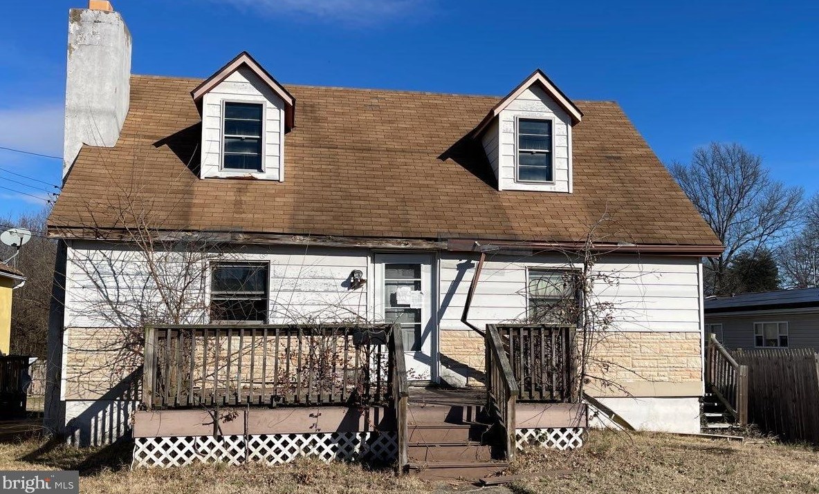 35 E Line St, Carneys Point Township, NJ 08069