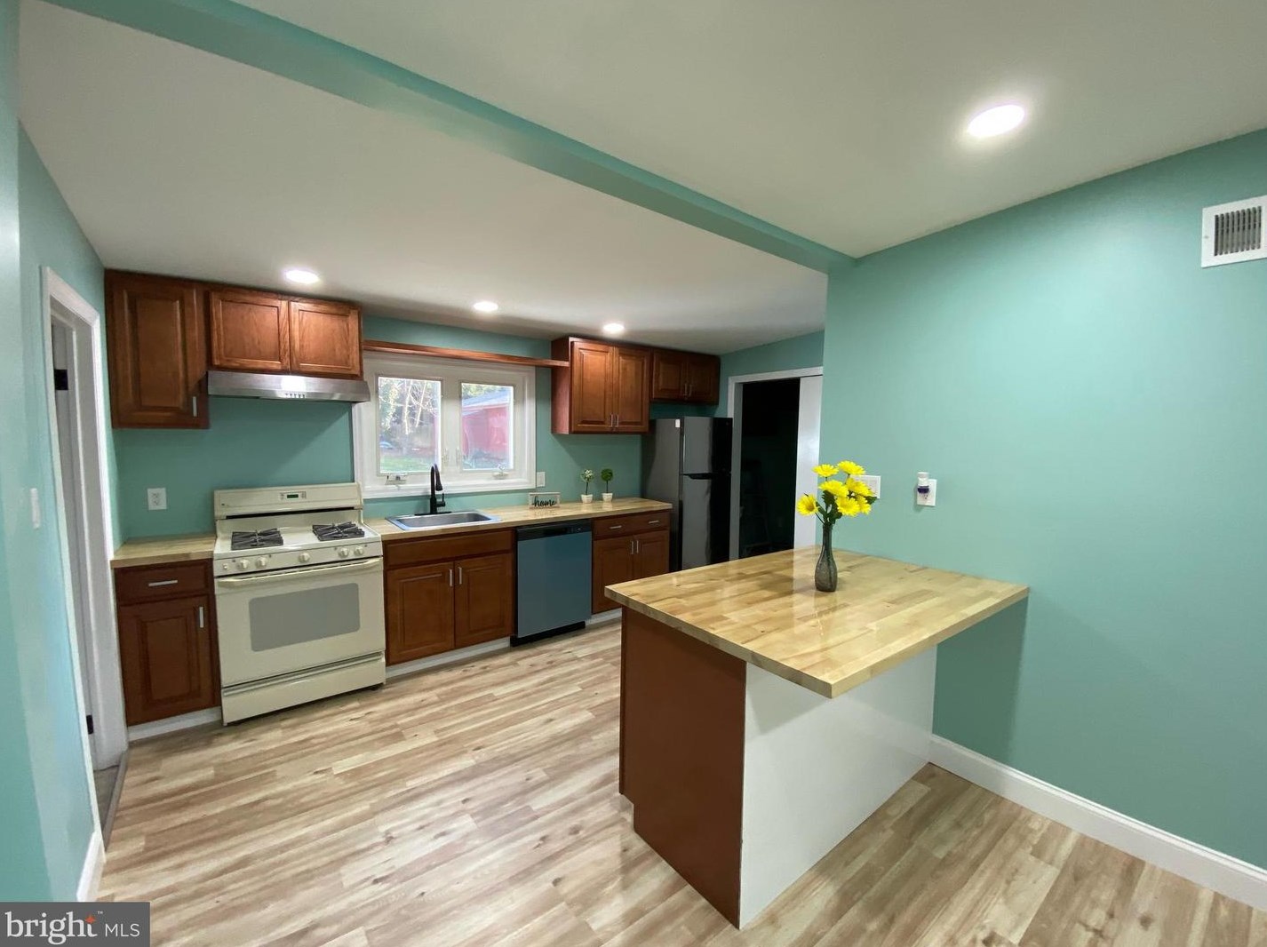 7 Miller Ave, Carneys Point Township NJ  08069-1501 exterior