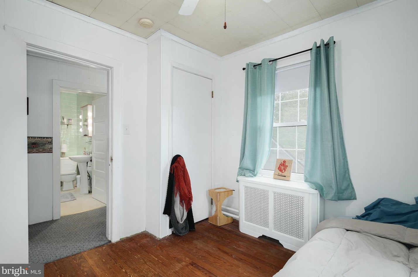 292 C St, Carneys Point Township NJ  08069-2337 exterior
