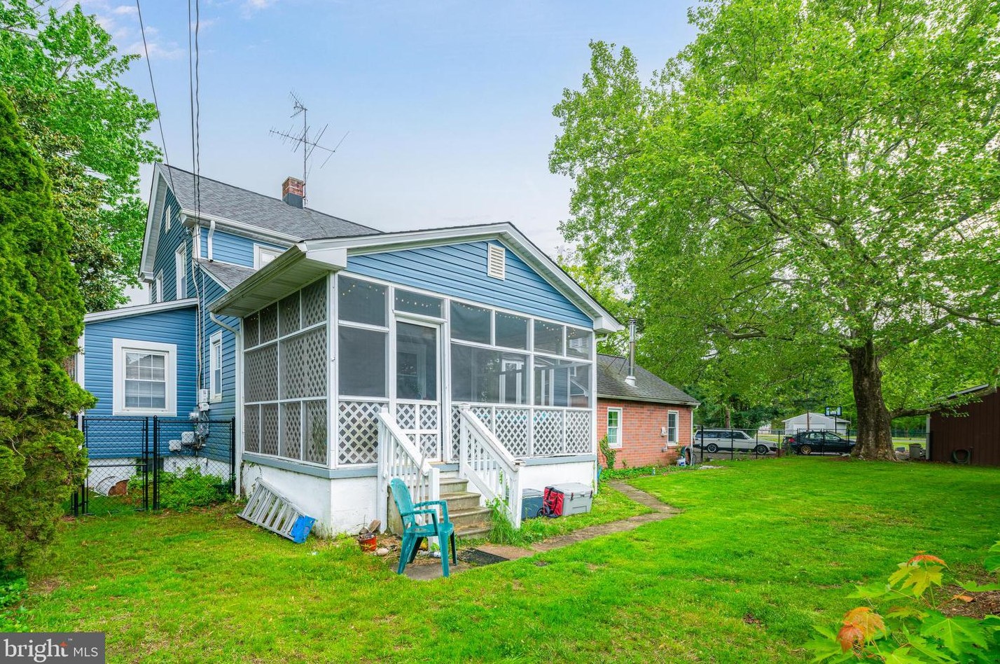 292 C St, Carneys Point Township NJ  08069-2337 exterior