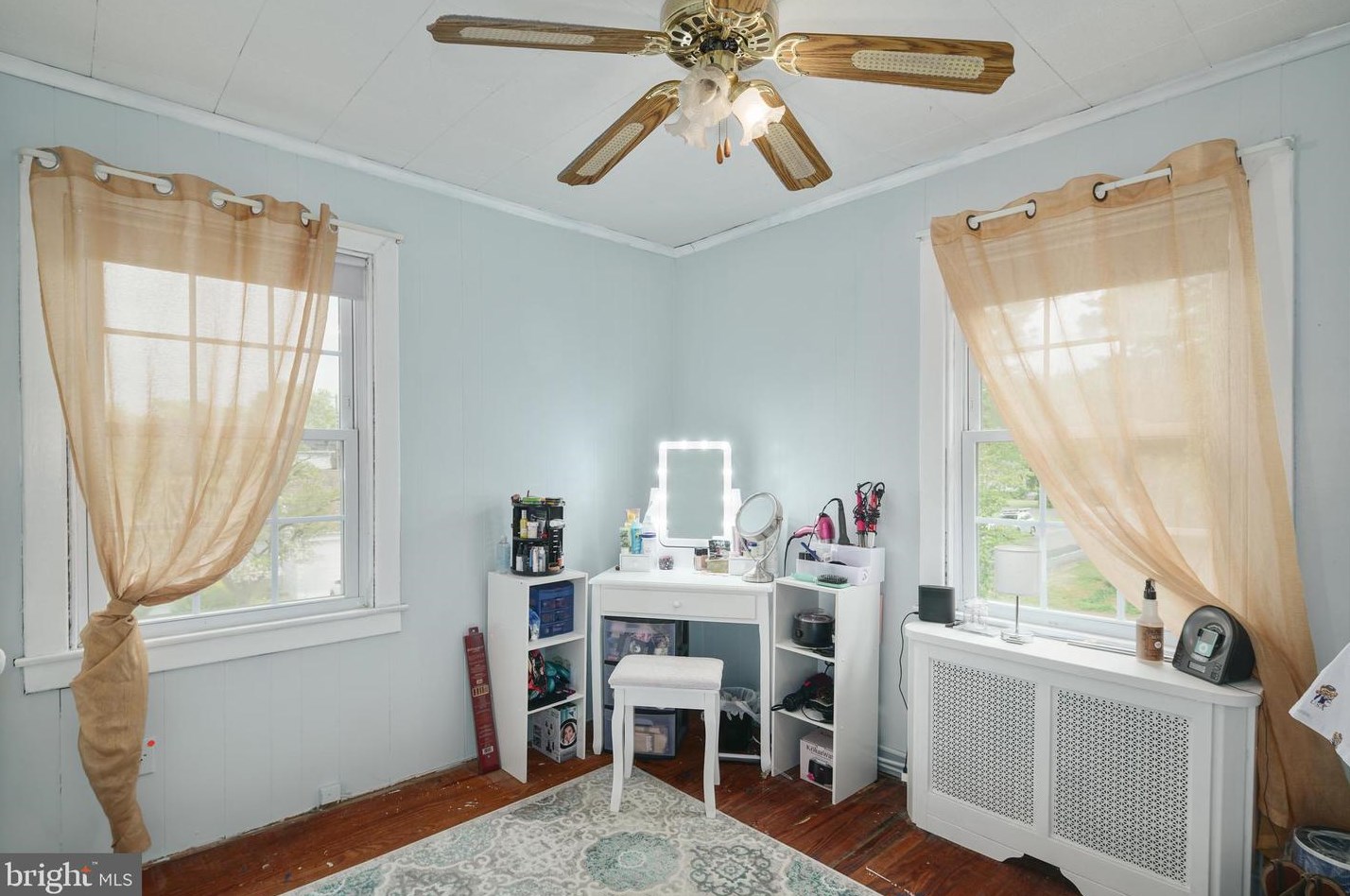 292 C St, Carneys Point Township NJ  08069-2337 exterior