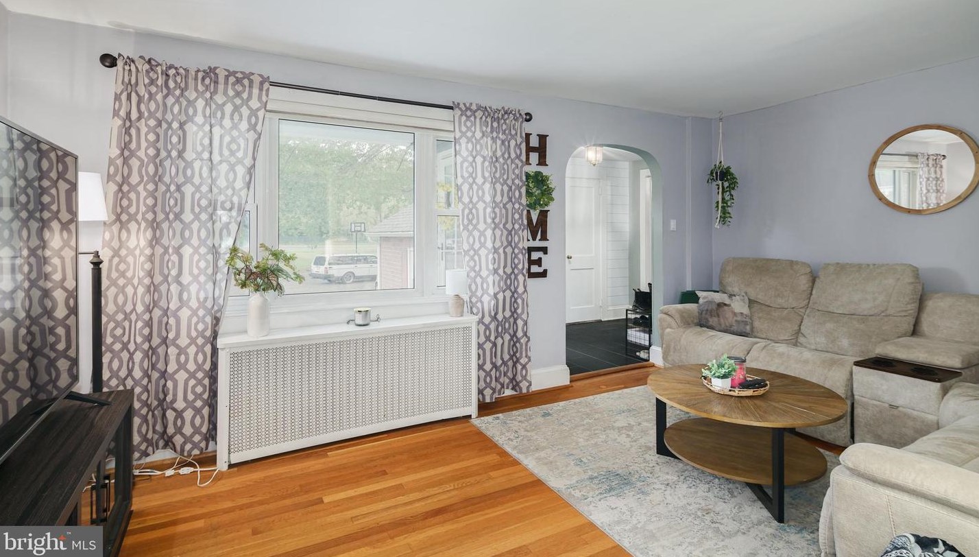 292 C St, Carneys Point Township NJ  08069-2337 exterior