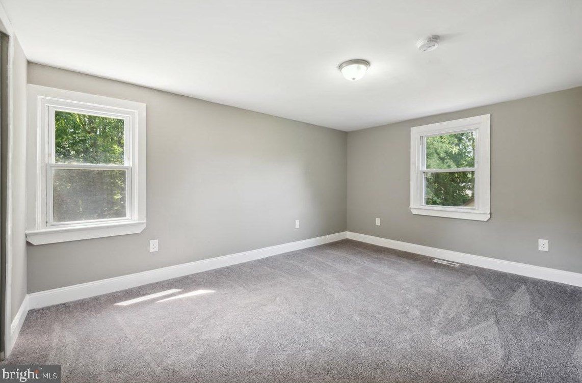 285 Hook Rd, Pennsville NJ 08070-1929 exterior