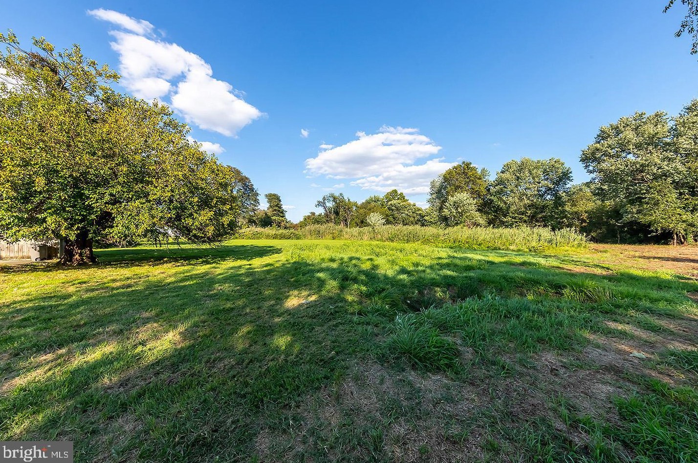 2 Riv Pl, Pennsville NJ 08070-3225 exterior